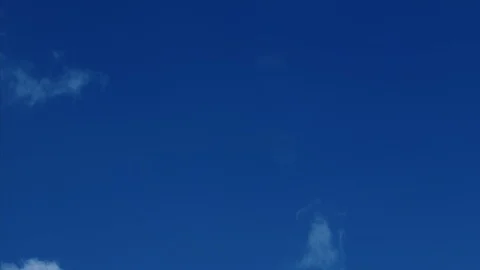 Time lapse of a blue sky with beautiful clouds Vidéo 104495193