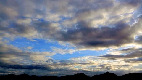 Time lapse of blue sky with clouds over the mountain Vídeo Stock 85685310