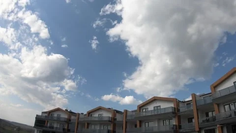 Time lapse blue sky, clouds and buildings Video stock 150847661