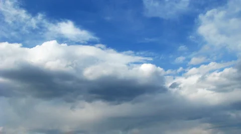 Time lapse of blue sky with fast moving clouds Видео 917726
