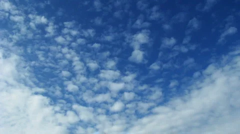 Time lapse of blue sky with fast moving clouds Vidéo 917796