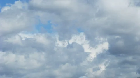 Time lapse of blue sky with fast moving clouds 库存影片 917960