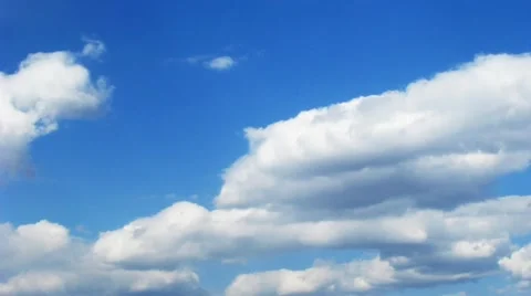 Time lapse of blue sky with fast moving clouds Видео 917969