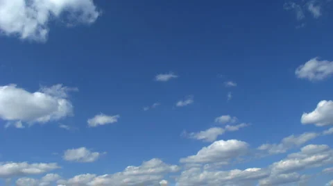 Time lapse of blue sky with fast moving clouds Видео 918031