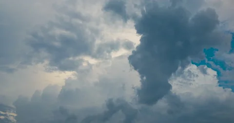 Time lapse Blue sky fluffy white clouds on summer season bright clear skyline wi Vidéo 159792084
