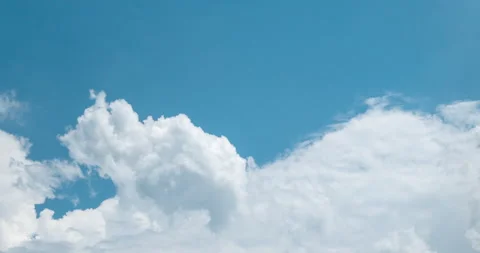 Time lapse Blue sky fluffy white clouds on summer season bright clear skyline wi Vídeo Stock 159792376