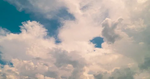 Time lapse Blue sky fluffy white clouds on summer season bright clear skyline wi Vidéo 160793974