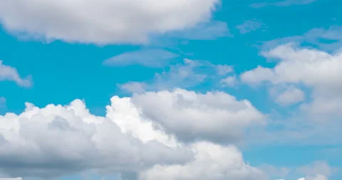 Time lapse Blue sky fluffy white clouds on summer season bright clear skyline wi Vidéo 218412191