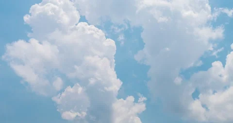 Time lapse Blue sky fluffy white clouds on summer season bright clear skyline wi Stockbeeldmateriaal 229595524