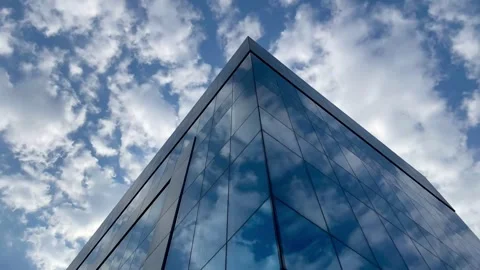 Time lapse of a blue summer sky with clouds reflecting off the glass Vidéo 304311956