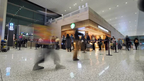 Time-lapse of boarding gate queue at busy airport terminal in night Vídeos de archivo 320117585