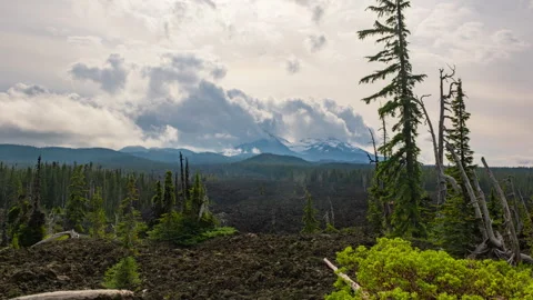 Time lapse of boiling, churning clouds North Sister from McKenzie Pass, Oregon Видео 328998042