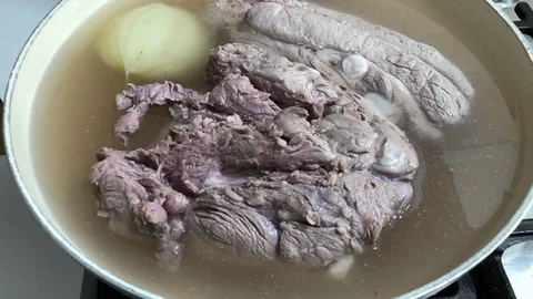 Time lapse of boiling meats, beef and chicken, for the Italian bollito. Stock-Footage 86693159