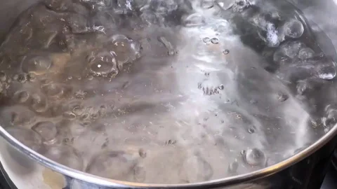 Time lapse of boiling water in a silver pot with potatoes cut in slices. Stock-Footage 84655126