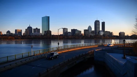 Time lapse of Boston skyline overlooking the Charles River during sunset 库存影片 103111264