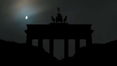 Time lapse Brandenburg Gate, Berlin, moon and clouds at night Video stock 116336680