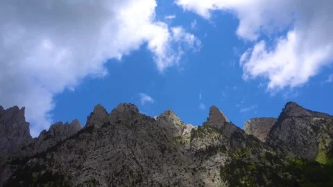 Time Lapse of breathtaking clouds over the huge mountain peaks of Prokletije Video stock 118086101