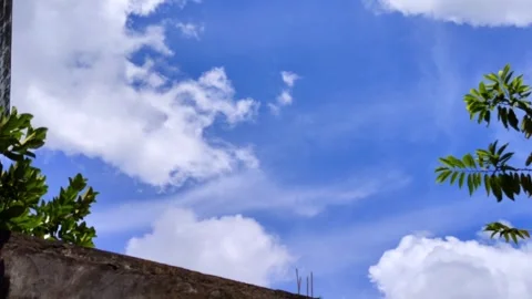 Time Lapse Bright blue sky with scattered white clouds Vídeos de archivo 304871541