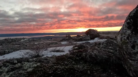 Time lapse of the bright orange sun setting behind the mountain Vidéo 263874082