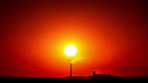 Time Lapse Bright Orange Sunset Sun Sets Behind the Clouds Vídeo Stock 218448230