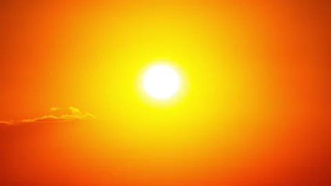 Time Lapse Bright Orange Sunset Sun Sets Behind the Clouds Vídeo Stock 252177733