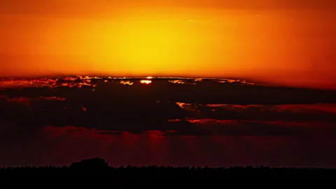 Time Lapse Bright Orange Sunset Sun Sets Behind the Clouds Vídeo Stock 252208204