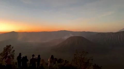 Time Lapse of Bromo Sunrise Seeing the Sun Rising and Ember Sky Vídeo Stock 342686115