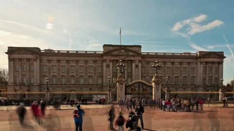 Time-lapse of Buckingham Palace with tourists in front. Stock Footage