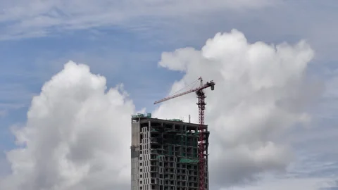 Time-lapse of building carcass standing still against billowing cumulus clouds Vídeos de archivo 346561776