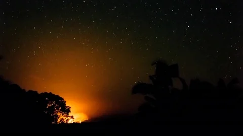 Time lapse of a bush fire under a night star trail 動画素材 70140710