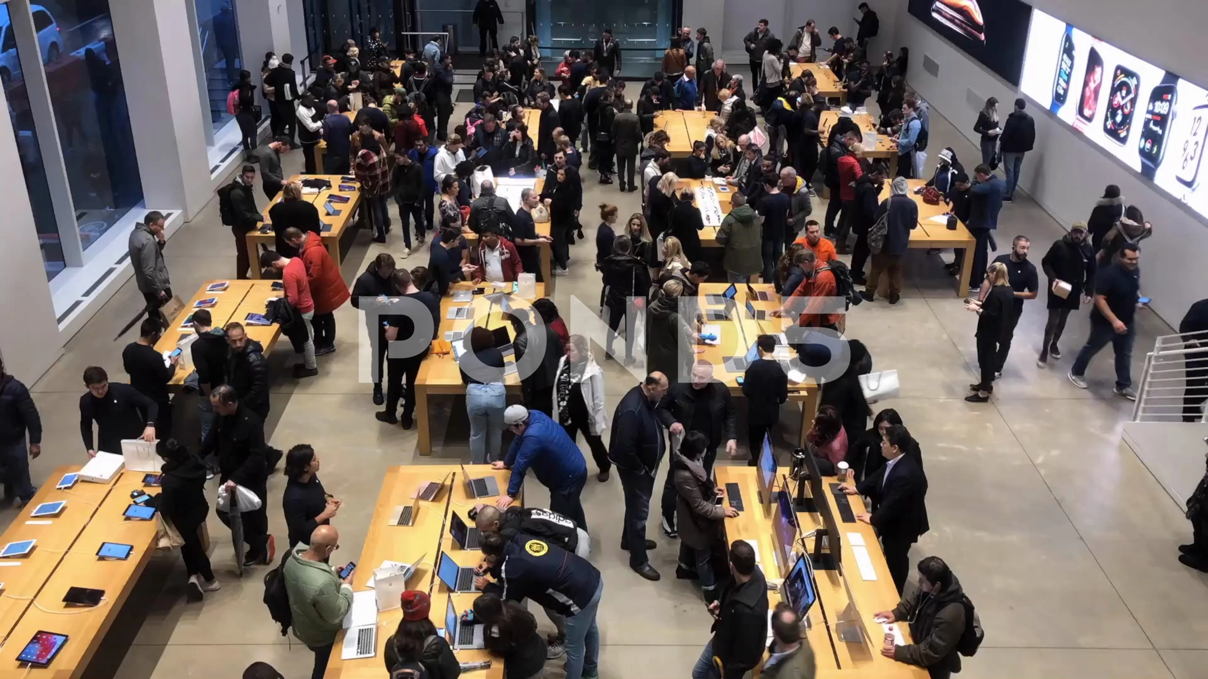 A time-lapse view of a week's work on the new Apple store