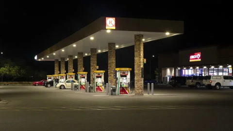 Time lapse of a busy Circle K gas station and convenience store at night Stock Footage 222867456