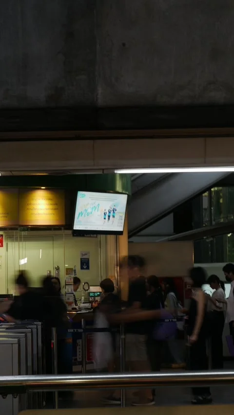 Time Lapse of Busy Crowd in Motion Blur at BTS Skytrain Ticket Gate 스톡 동영상 339067547