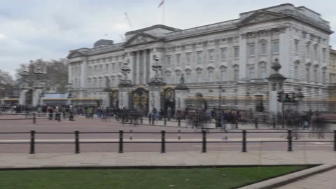 Time lapse. A busy crowd of people beside the Buckingham palace. Stock Footage 100573578