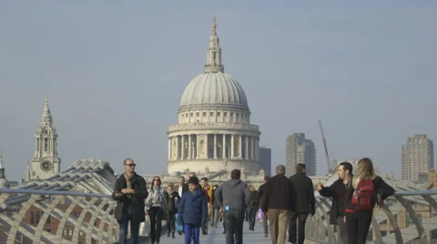 Time Lapse of busy crowds in front of St Paul's Cathedral Video stock 36242314