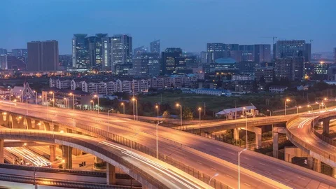 Time lapse of the busy interchange traffic in city from day to night 库存影片 74426191