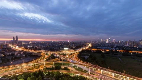 Time lapse of the busy interchange traffic in city from day to night Video stock 77916292