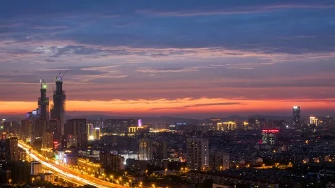 Time lapse of the busy interchange traffic in city from day to night 库存影片 77916489