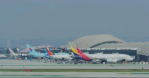 Time-lapse of busy LAX runway during superbloom season in Los Angeles, Stock Footage 115933274