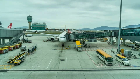 Time lapse of busy parking apron of Hong Kong airport from day to night. Stockbeeldmateriaal 89959411