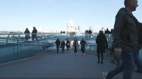 Time lapse. A busy pedestrian bridge leading towards St. Paul’s cathedral. Stock Footage 256108201