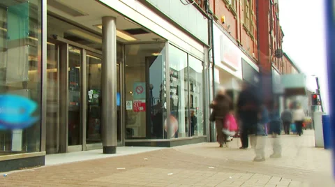 Time lapse of busy shoppers outside a retail store .In HD Vídeo Stock 32963344