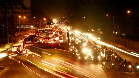 Time Lapse Of Busy Traffic Moving Slowly At Bangalore Vidéo 95540720