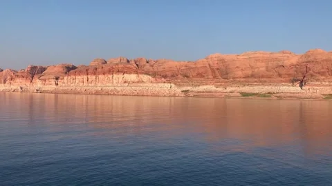 Time-lapse camera pan from right to left across the dramatic red rock canyon 스톡 동영상 347732137