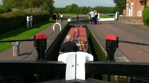 Time lapse of a canal lock being filled with water in Wordsley Video stock 11979184