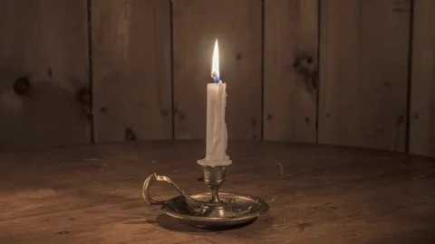 Time Lapse of Candle Burning / Melting on Brass Candleholder in Log Cabin 4K Vídeo Stock 71485984