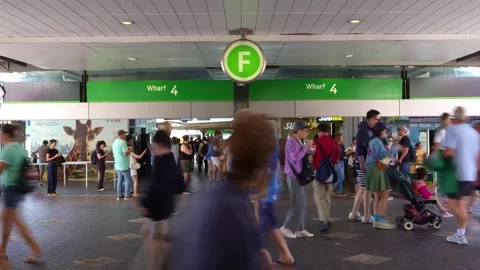 A time-lapse capturing the rush at the entrance to Wharf 4, Circular Quay, as Stockbeeldmateriaal 345096879