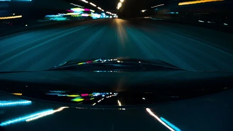 Time lapse car rides through city at night in a tunnel of neon lights, long Vidéo 115659180