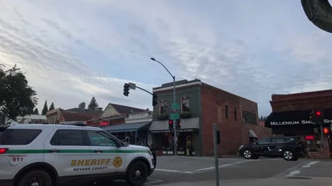 Time lapse of cars going through an intersection. Stockbeeldmateriaal 149940977