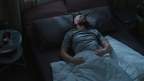 Time Lapse of Caucasian Man Sleeping and Tossing around Bed at Night Vídeos de archivo 314839738